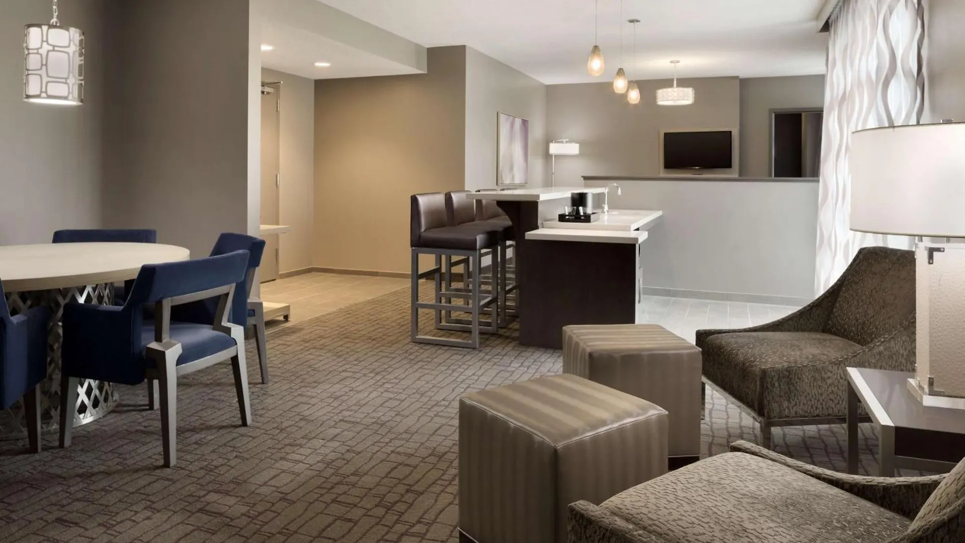 Embassy Suites By Hilton Charlotte Uptown 4*,