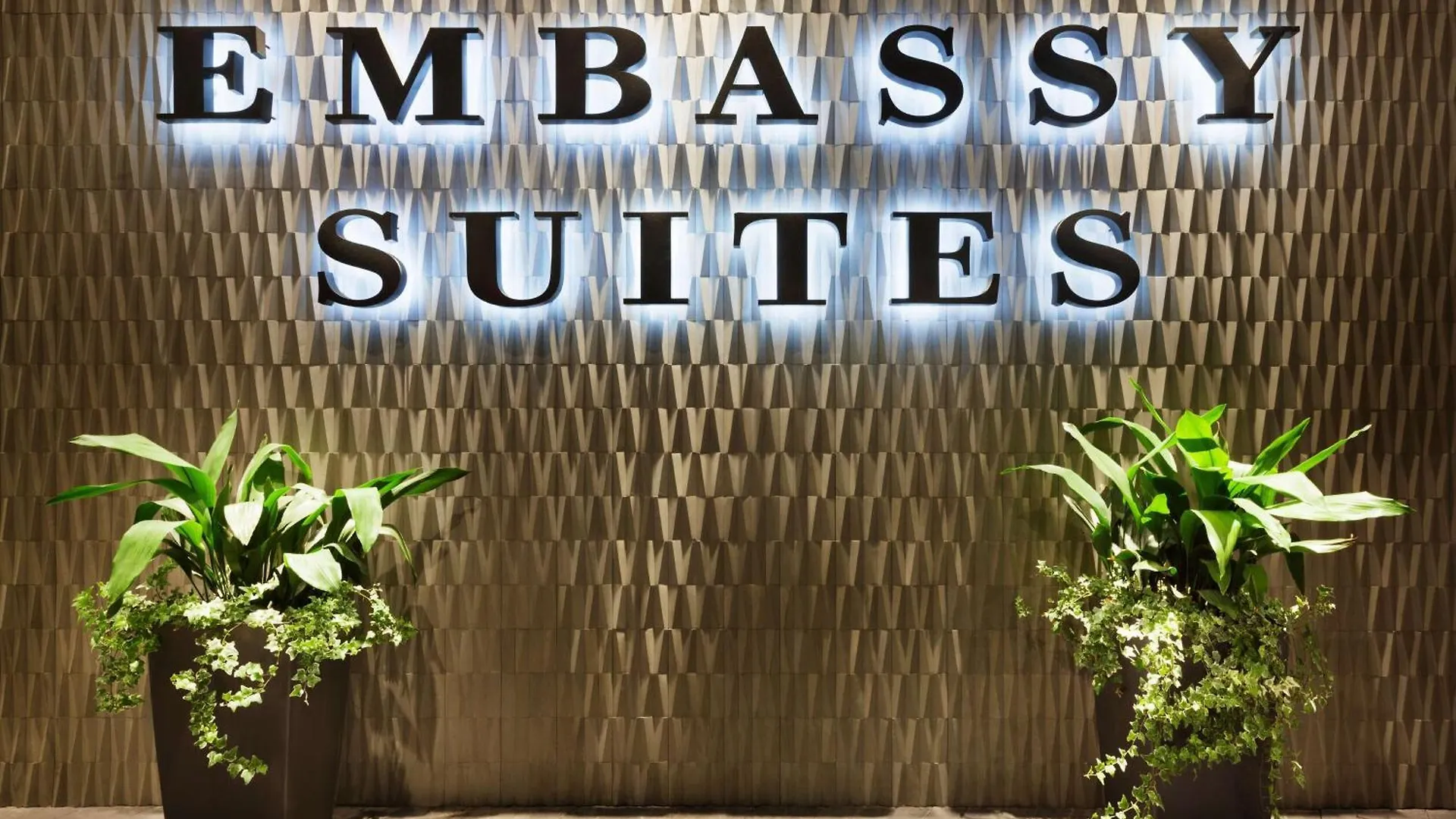 Embassy Suites By Hilton Charlotte Uptown 4*,